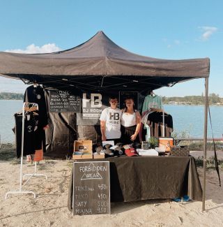 Merch stan na pláži, pivo v pohári, dnb v ušiach a úsmev na tvári. Taká bola sobota na Nákle.🌊☀️👚 #merchandise #onthebeach...